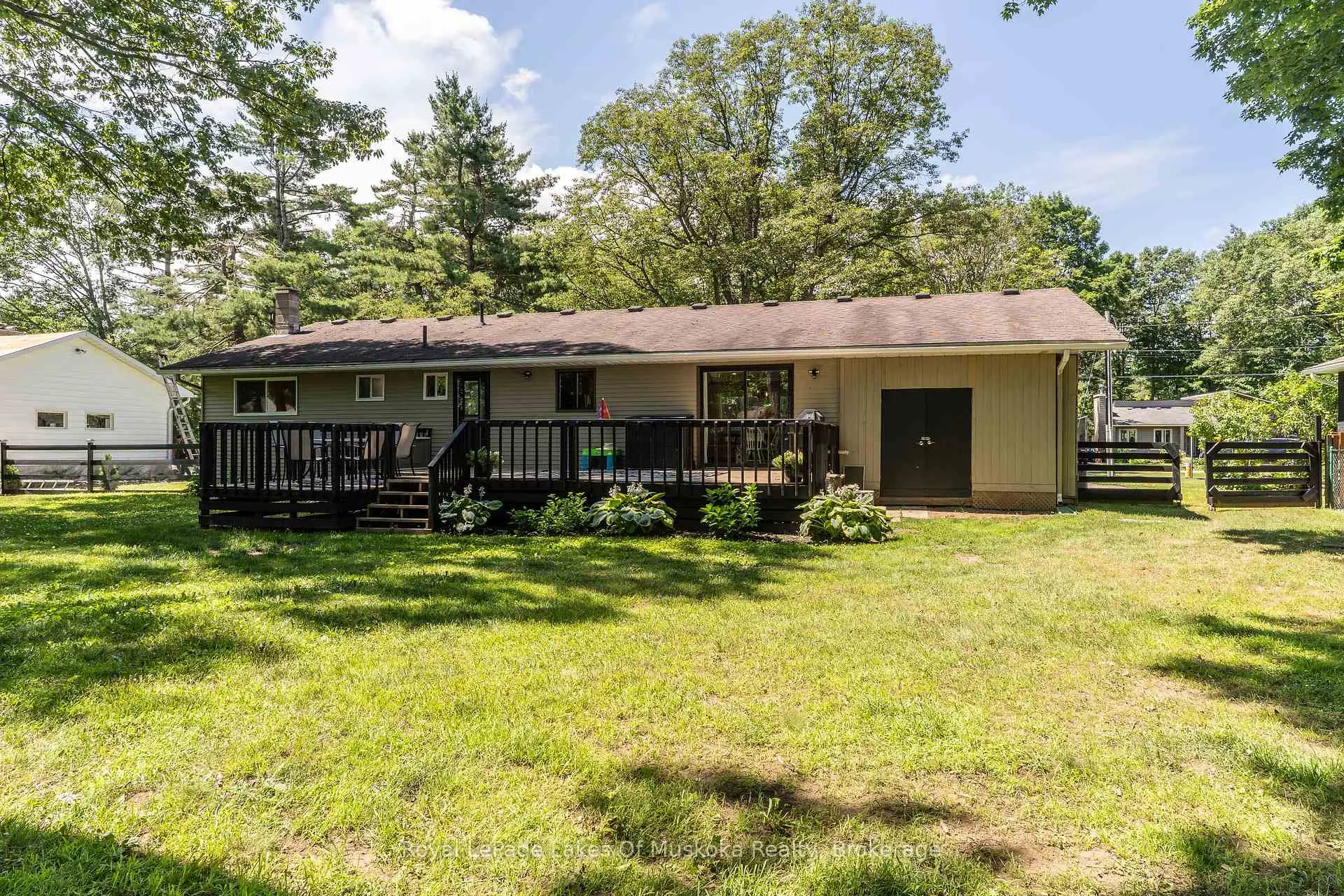Photo 2 of 220 Alexander Street, Gravenhurst, Muskoka (S) — HOMEH