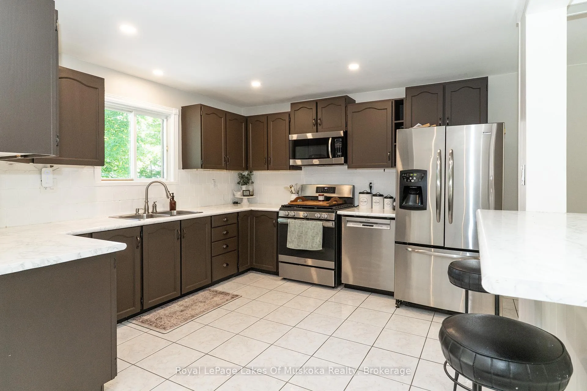 Photo 4 of 220 Alexander Street, Gravenhurst, Muskoka (S) — HOMEH