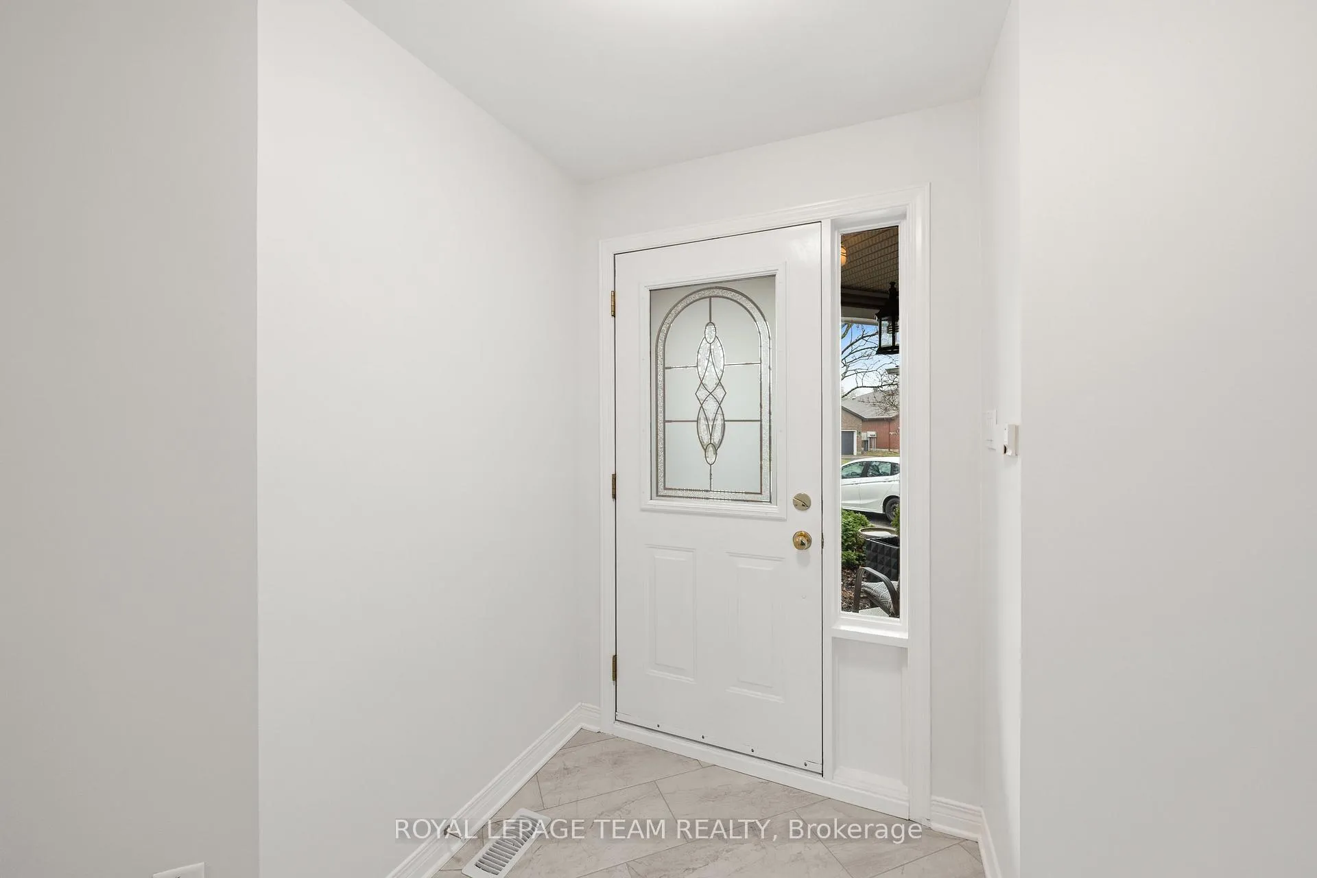 Photo 4 of 12 Coulson Court, Ottawa, Kanata - Kanata Lakes/Heritage Hills — HOMEH