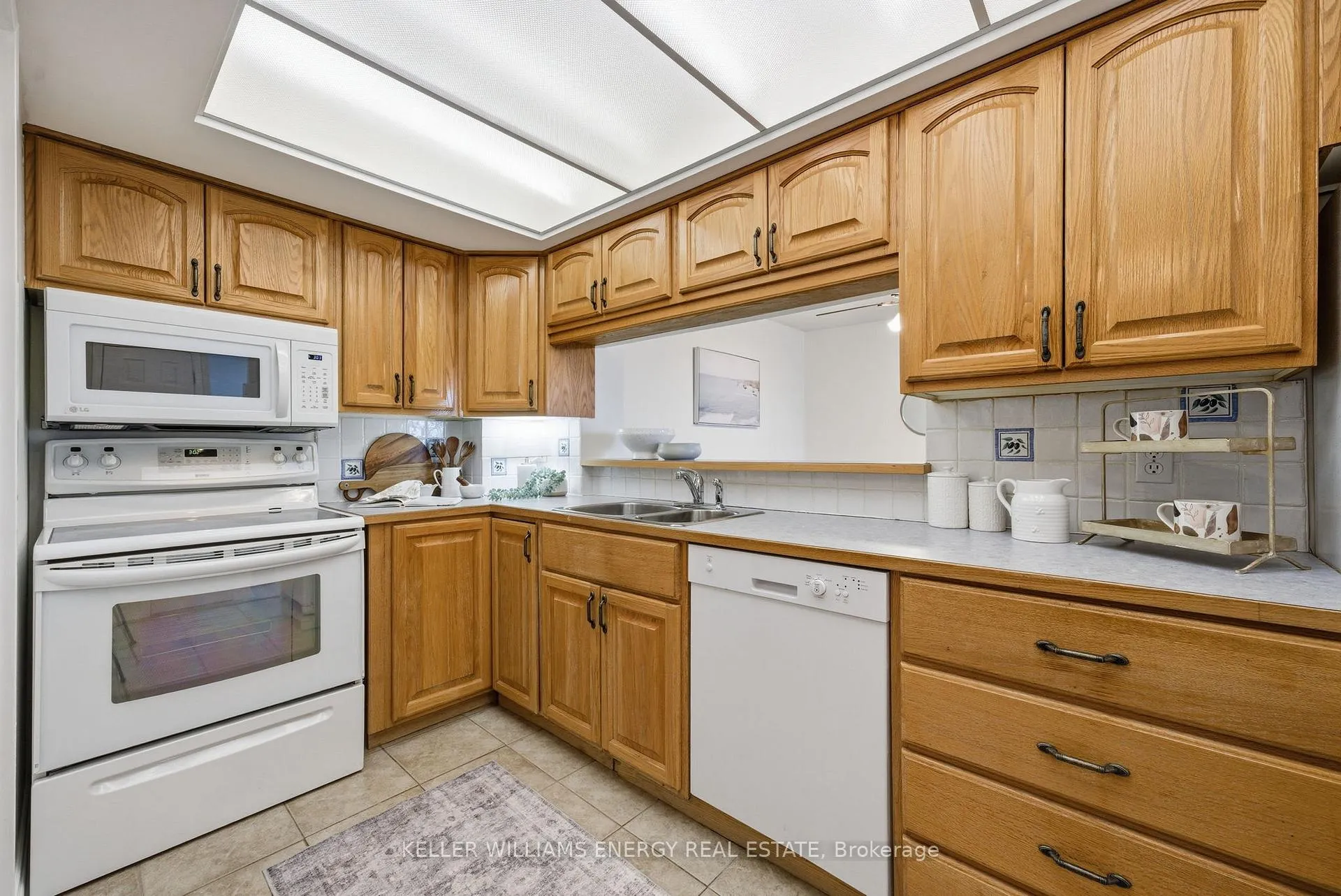 Photo 7 of Unit 610, 360 Watson Street W, Whitby, Port Whitby — HOMEH