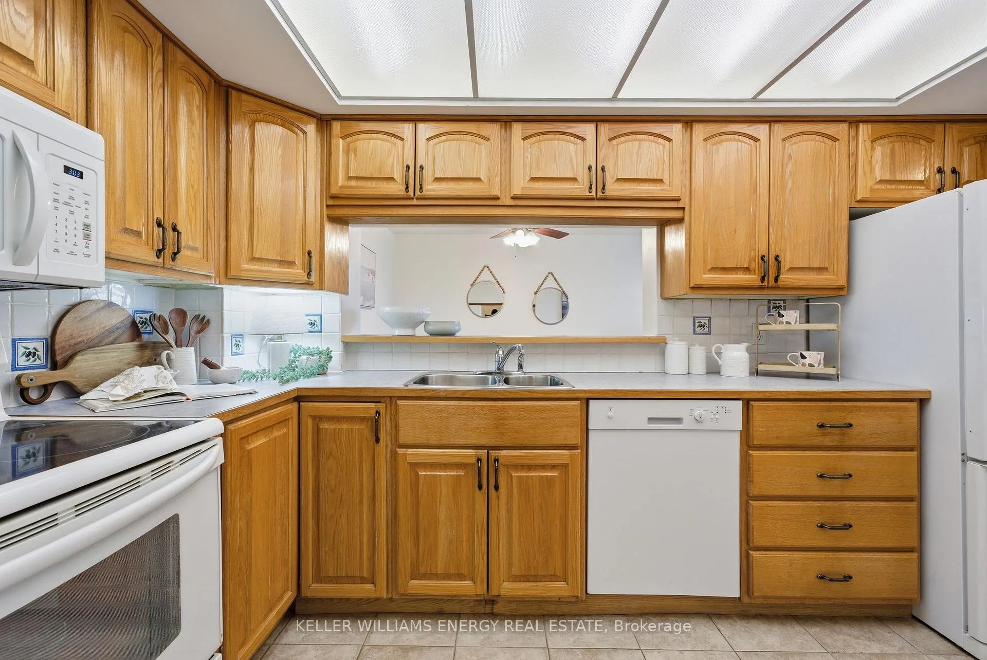 Photo 8 of Unit 610, 360 Watson Street W, Whitby, Port Whitby — HOMEH