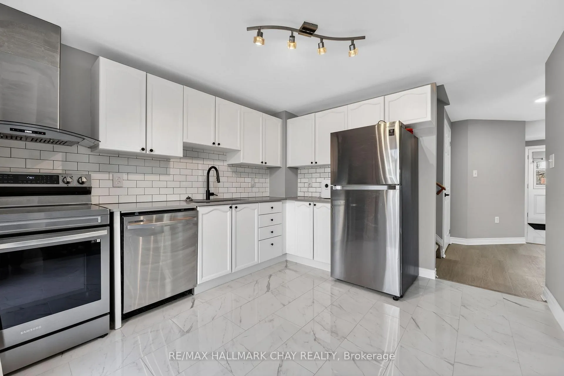 Photo 9 of 37 Majesty Boulevard, Barrie, Innis-Shore — HOMEH