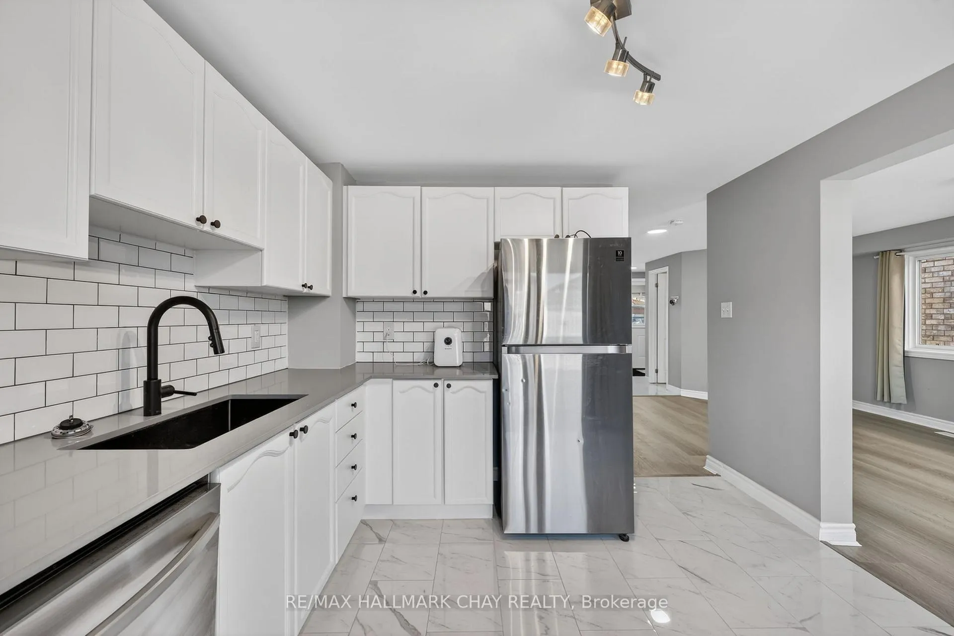 Photo 10 of 37 Majesty Boulevard, Barrie, Innis-Shore — HOMEH