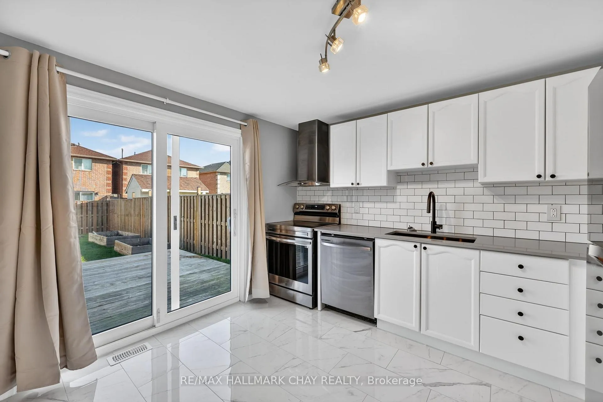 Photo 11 of 37 Majesty Boulevard, Barrie, Innis-Shore — HOMEH