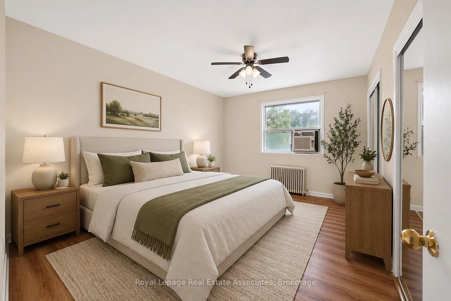 Photo 2 of Unit 4, 10 Wasdale Crescent, Toronto, Englemount-Lawrence — HOMEH
