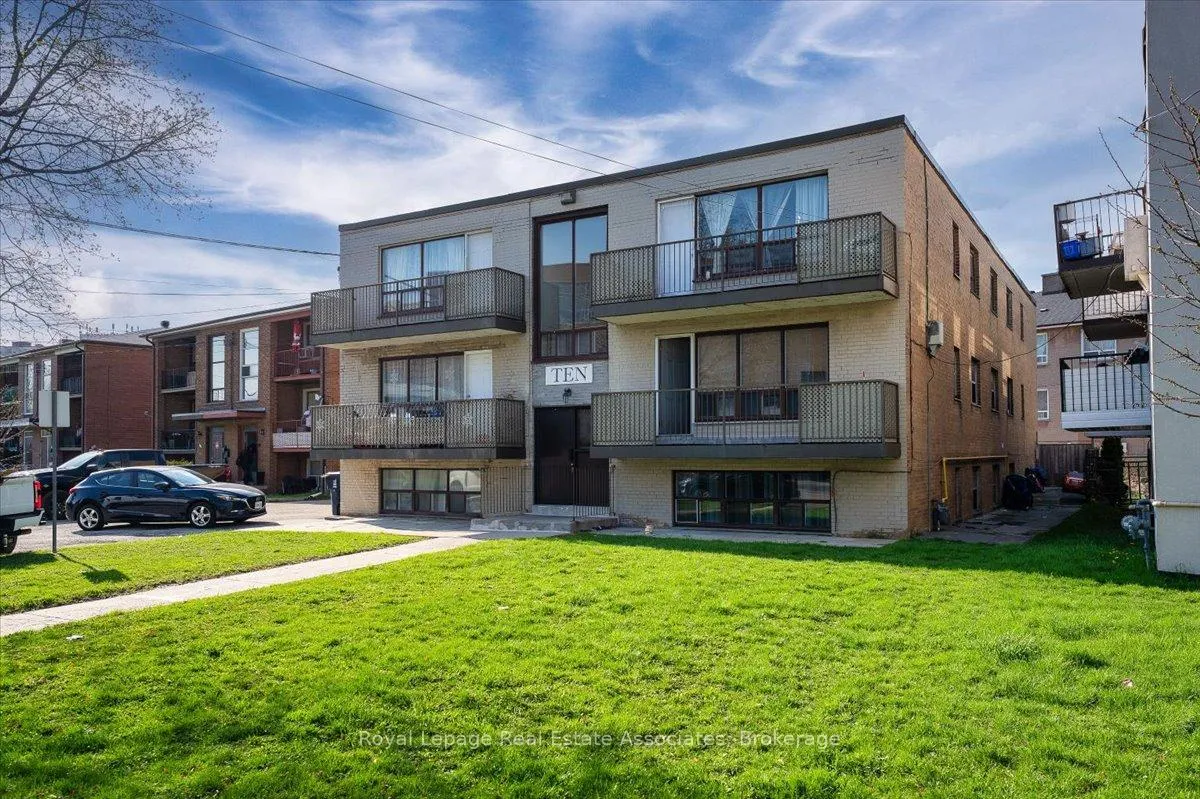 Photo 3 of Unit 4, 10 Wasdale Crescent, Toronto, Englemount-Lawrence — HOMEH