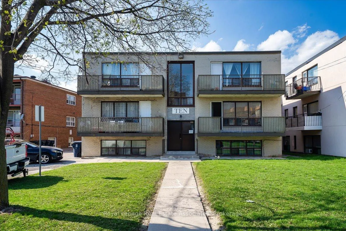 Photo 4 of Unit 4, 10 Wasdale Crescent, Toronto, Englemount-Lawrence — HOMEH