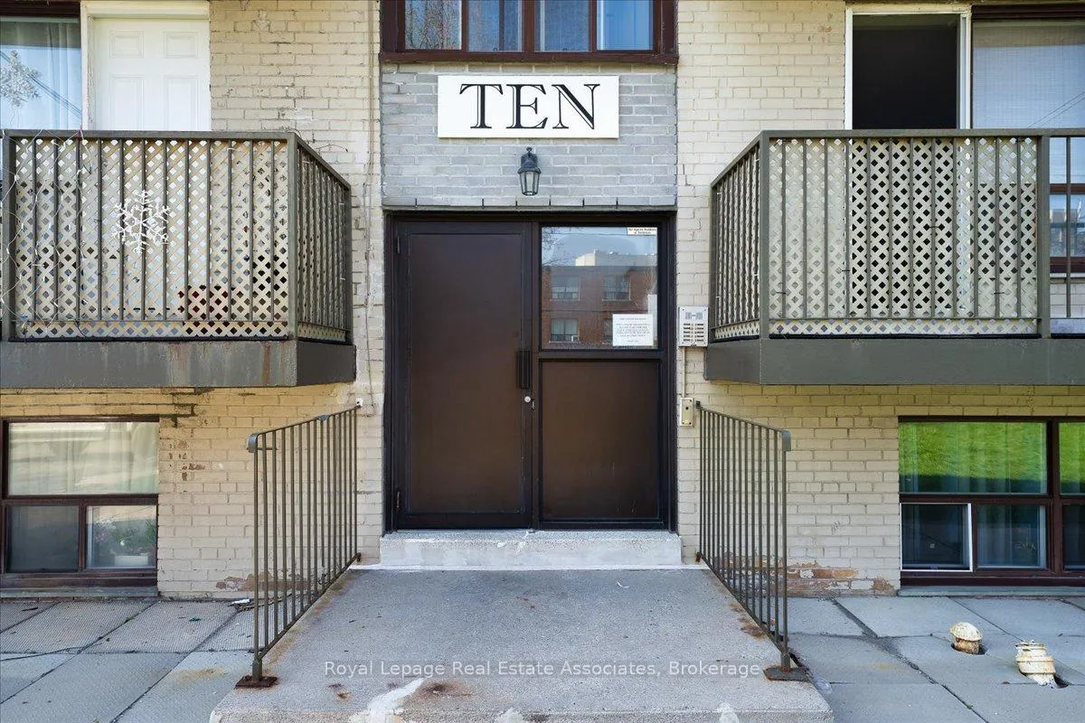 Photo 5 of Unit 4, 10 Wasdale Crescent, Toronto, Englemount-Lawrence — HOMEH