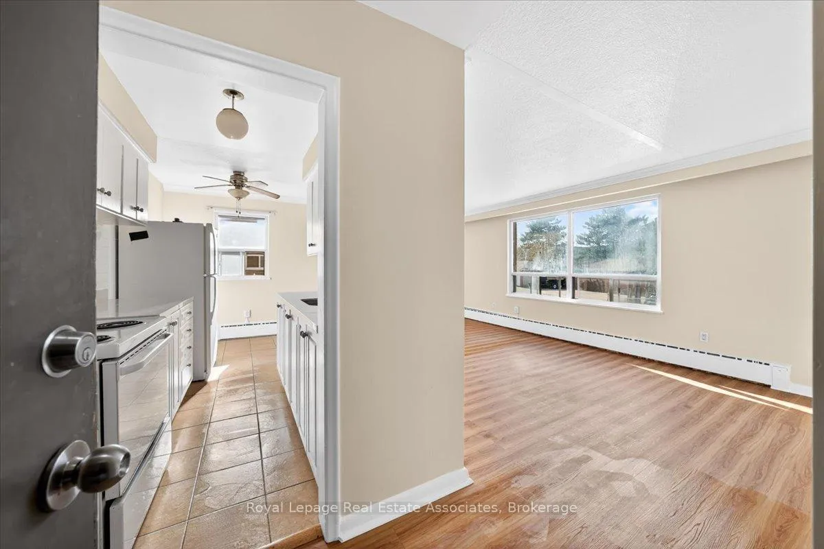 Photo 6 of Unit 4, 10 Wasdale Crescent, Toronto, Englemount-Lawrence — HOMEH