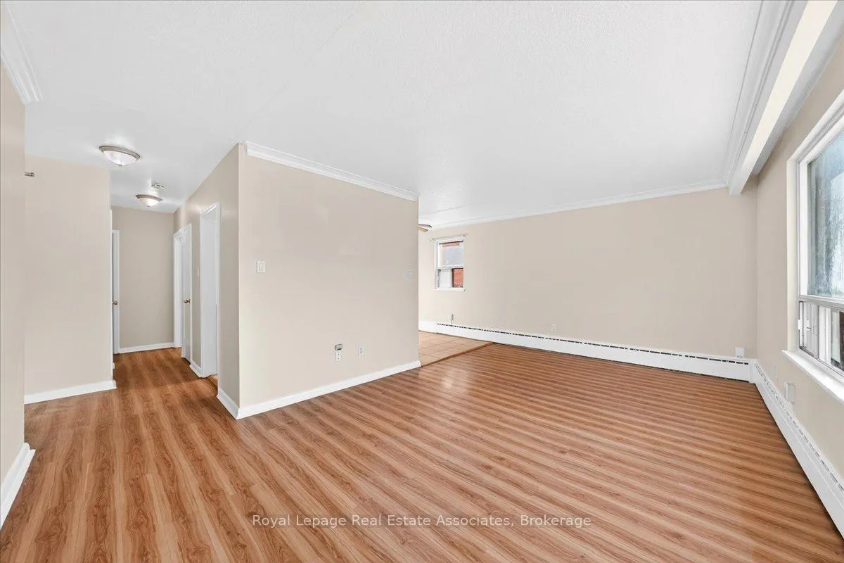 Photo 8 of Unit 4, 10 Wasdale Crescent, Toronto, Englemount-Lawrence — HOMEH