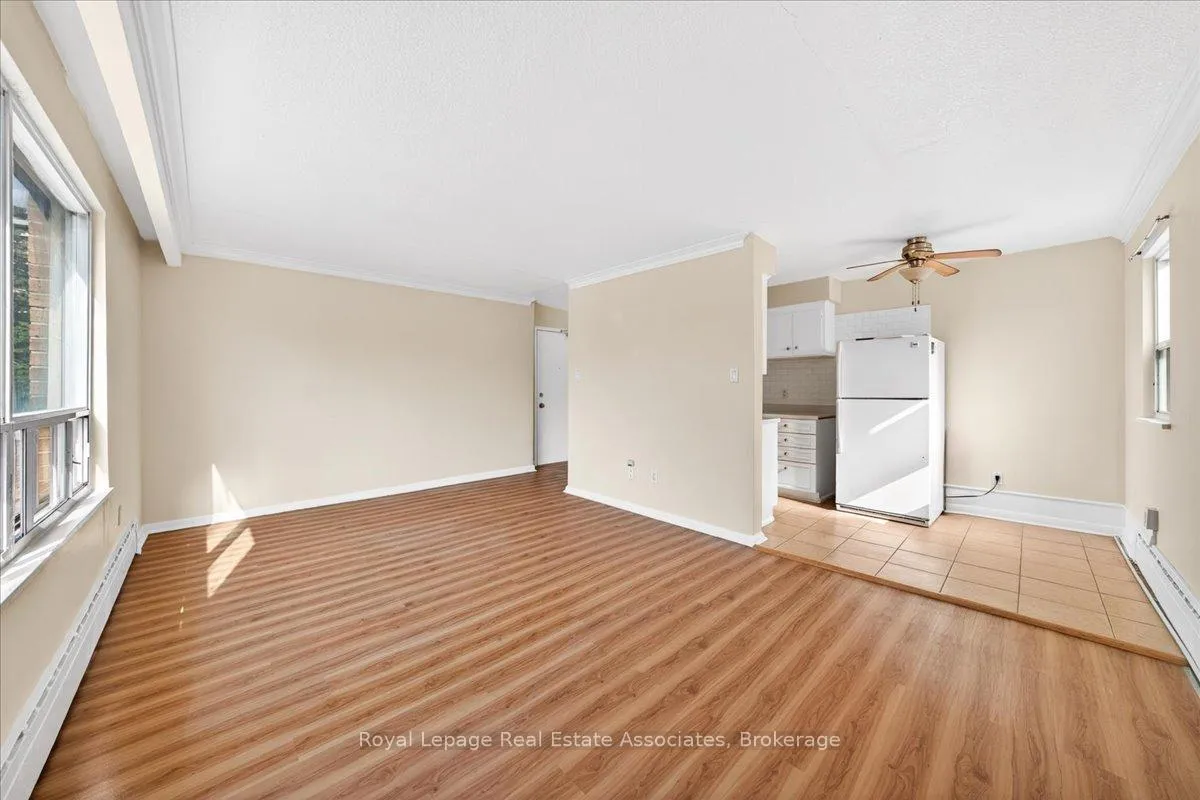 Photo 9 of Unit 4, 10 Wasdale Crescent, Toronto, Englemount-Lawrence — HOMEH