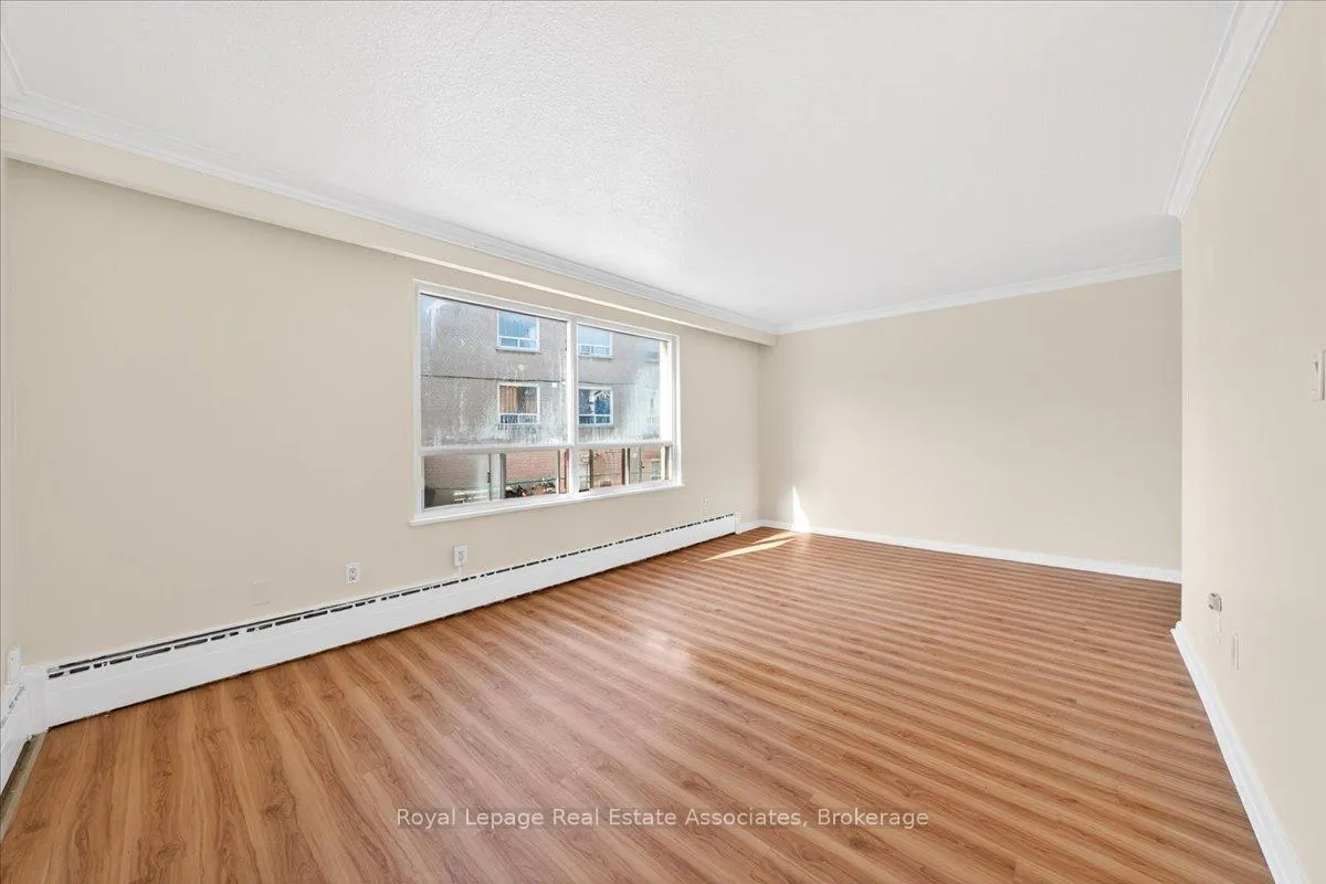 Photo 10 of Unit 4, 10 Wasdale Crescent, Toronto, Englemount-Lawrence — HOMEH