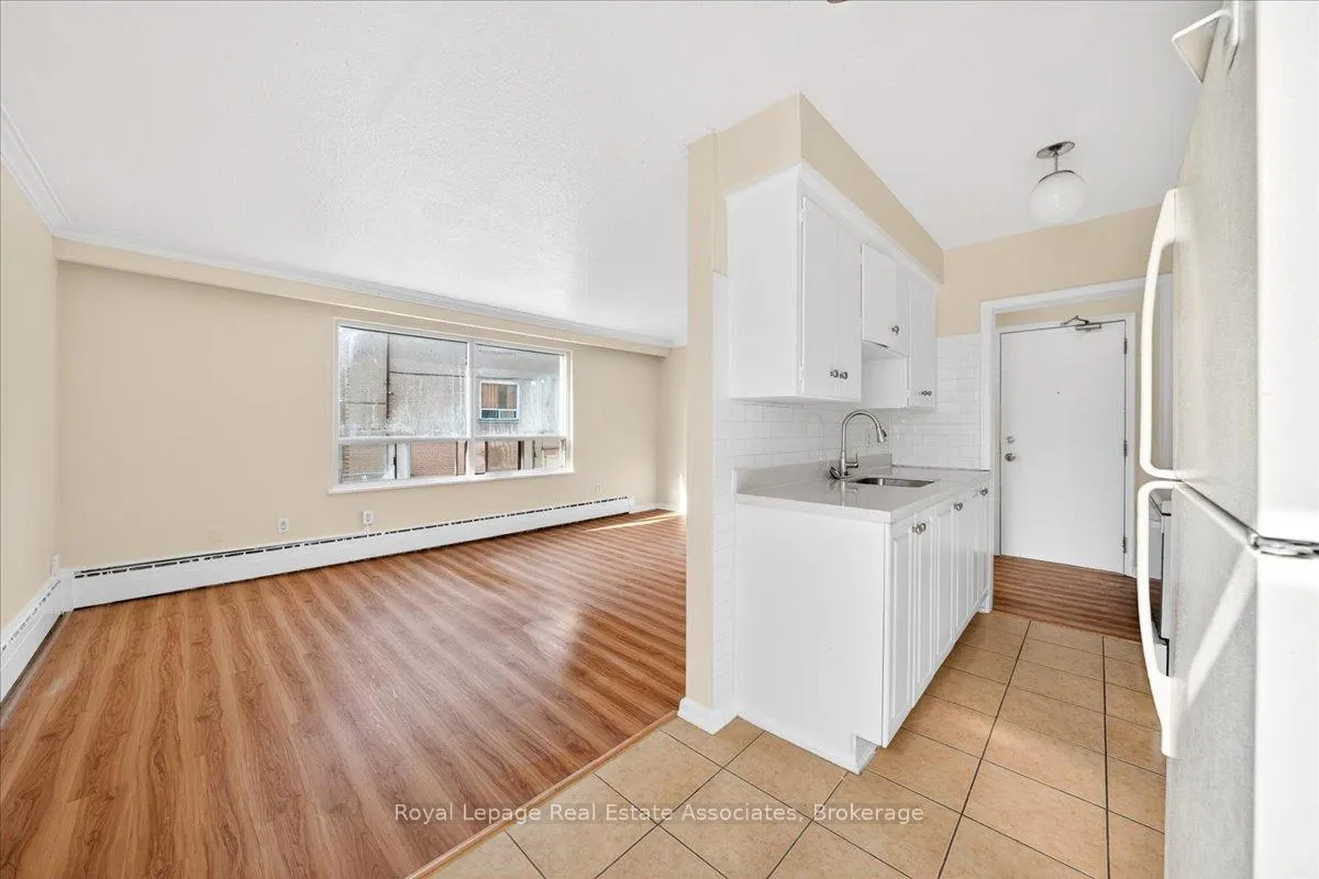 Photo 12 of Unit 4, 10 Wasdale Crescent, Toronto, Englemount-Lawrence — HOMEH