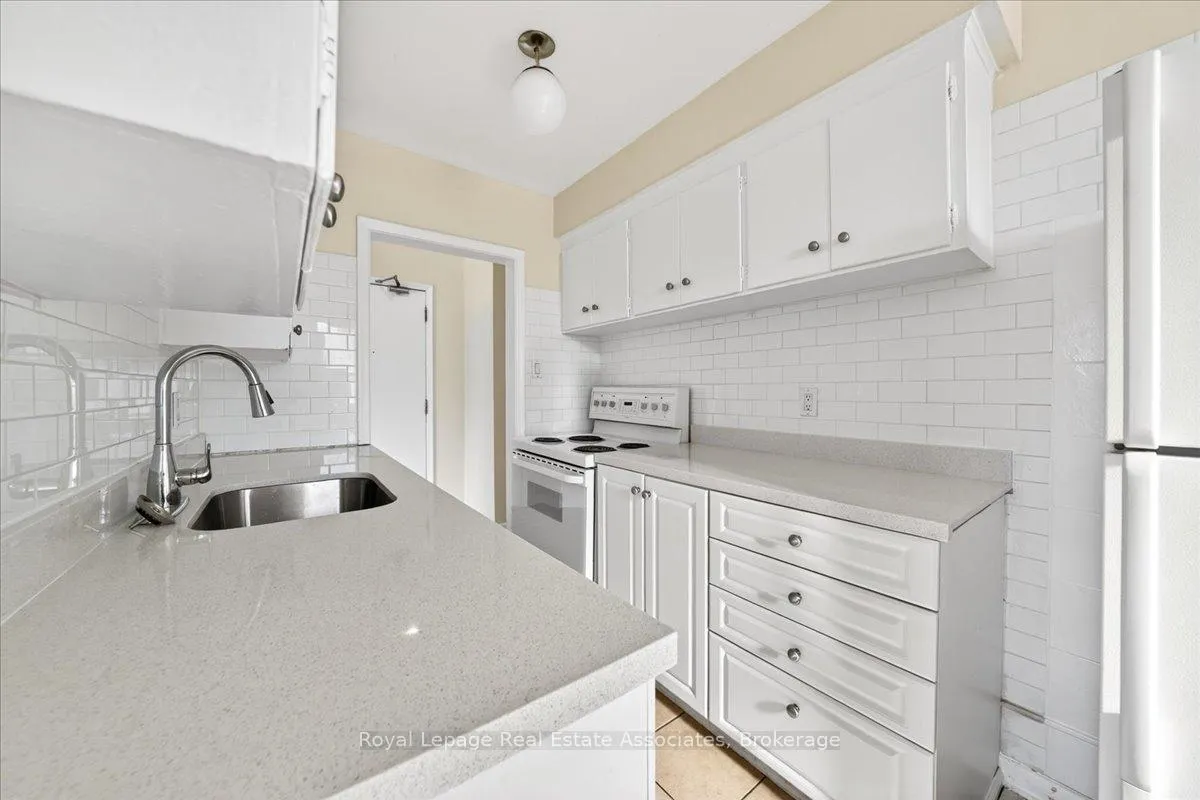 Photo 13 of Unit 4, 10 Wasdale Crescent, Toronto, Englemount-Lawrence — HOMEH