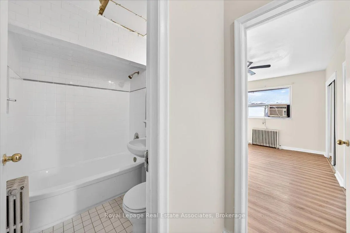 Photo 20 of Unit 4, 10 Wasdale Crescent, Toronto, Englemount-Lawrence — HOMEH