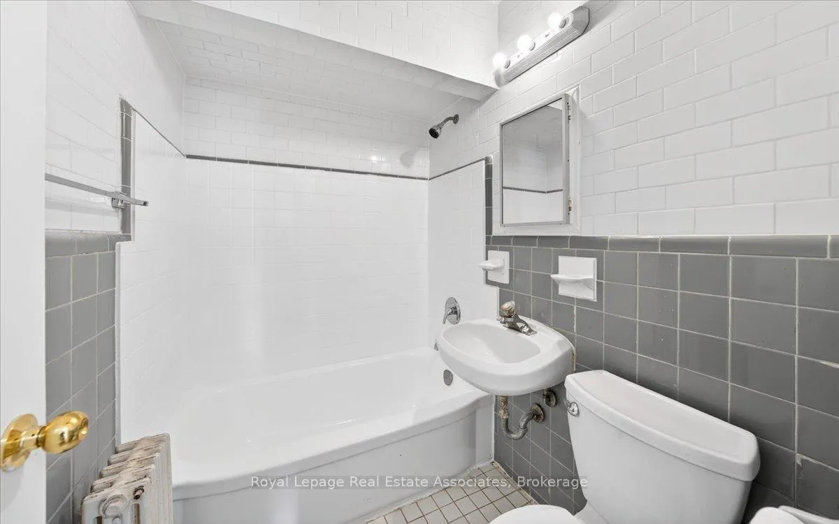 Photo 21 of Unit 4, 10 Wasdale Crescent, Toronto, Englemount-Lawrence — HOMEH