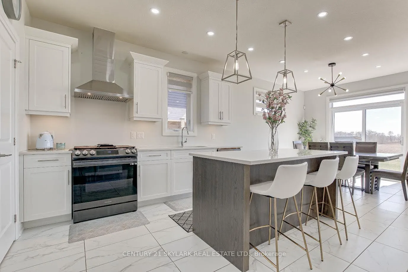 Photo 5 of 2033 Lockwood Crescent, Strathroy-Caradoc, Rural Strathroy-Caradoc — HOMEH
