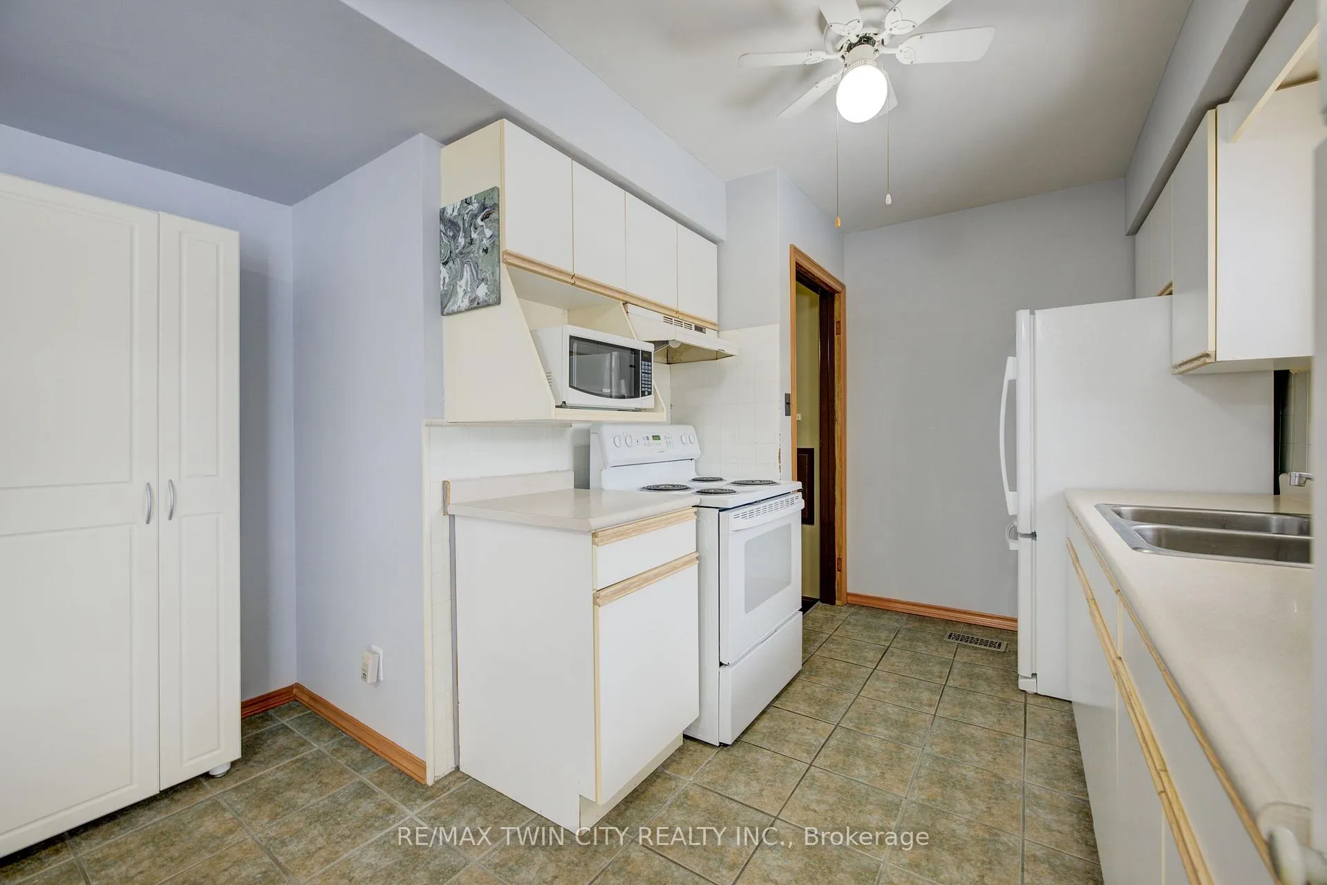 Photo 11 of 98 Clive Road, Kitchener — HOMEH