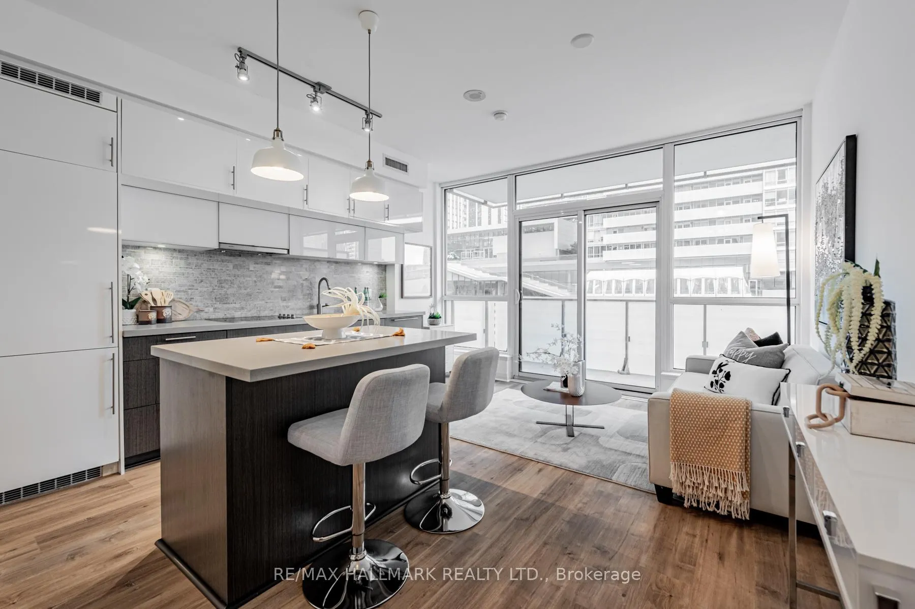 Photo 2 of Unit 901, 8 Mercer Street, Toronto, Waterfront Communities — HOMEH