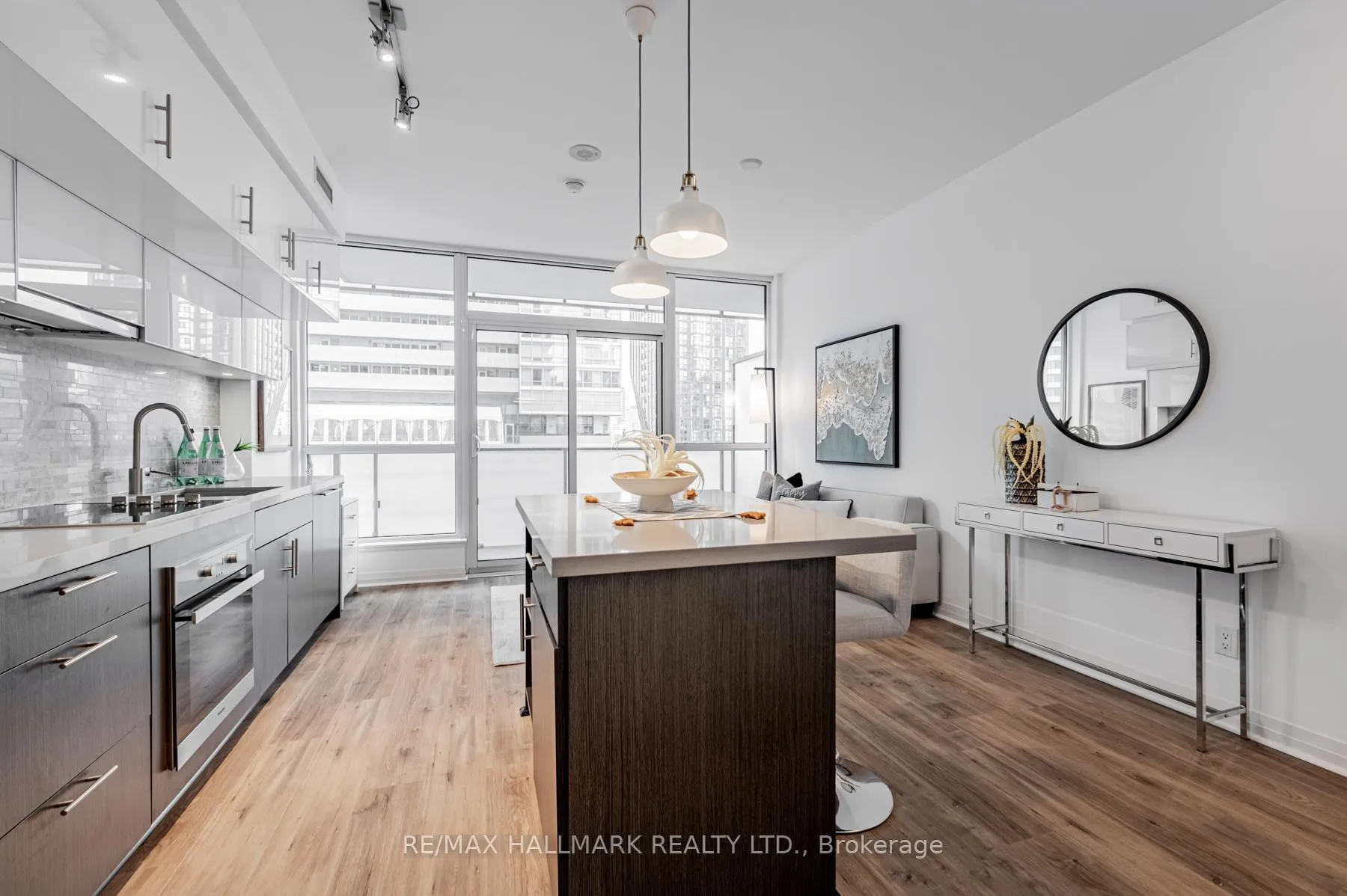 Photo 3 of Unit 901, 8 Mercer Street, Toronto, Waterfront Communities — HOMEH