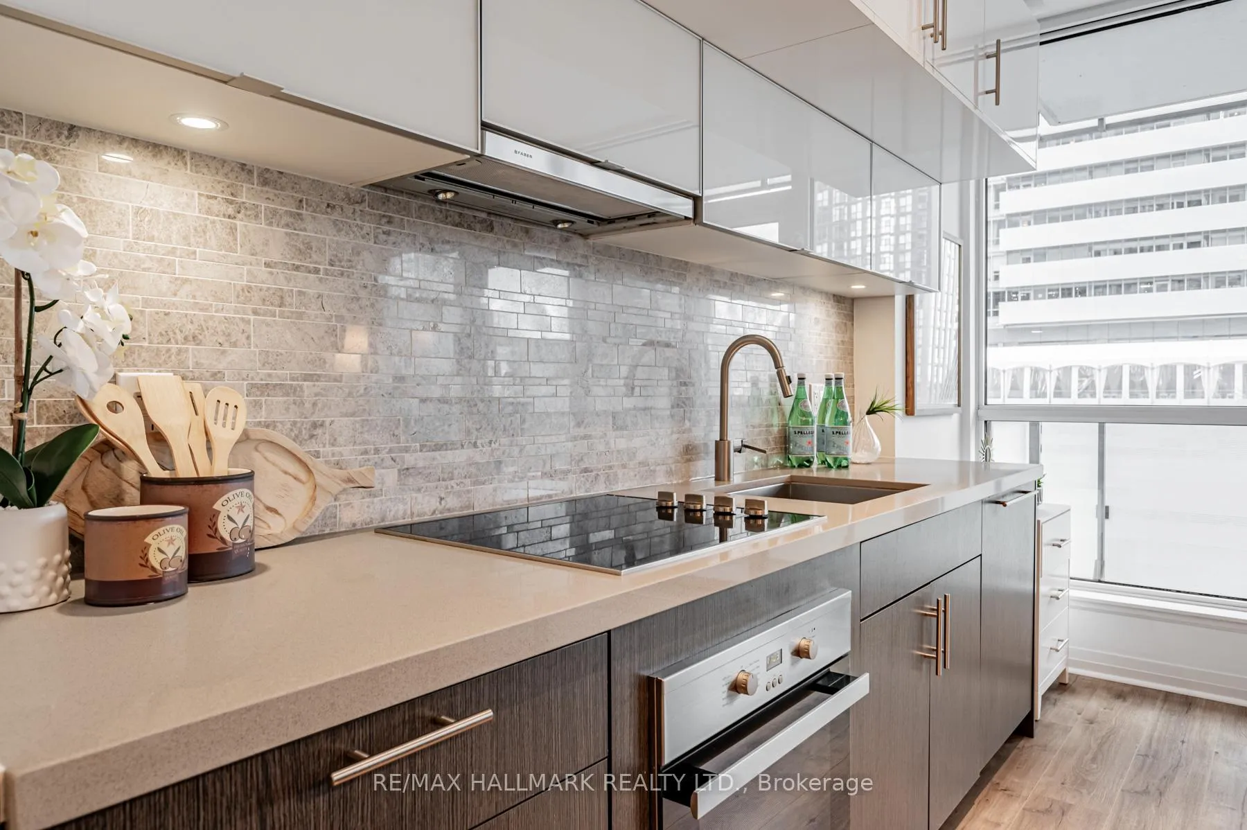 Photo 7 of Unit 901, 8 Mercer Street, Toronto, Waterfront Communities — HOMEH