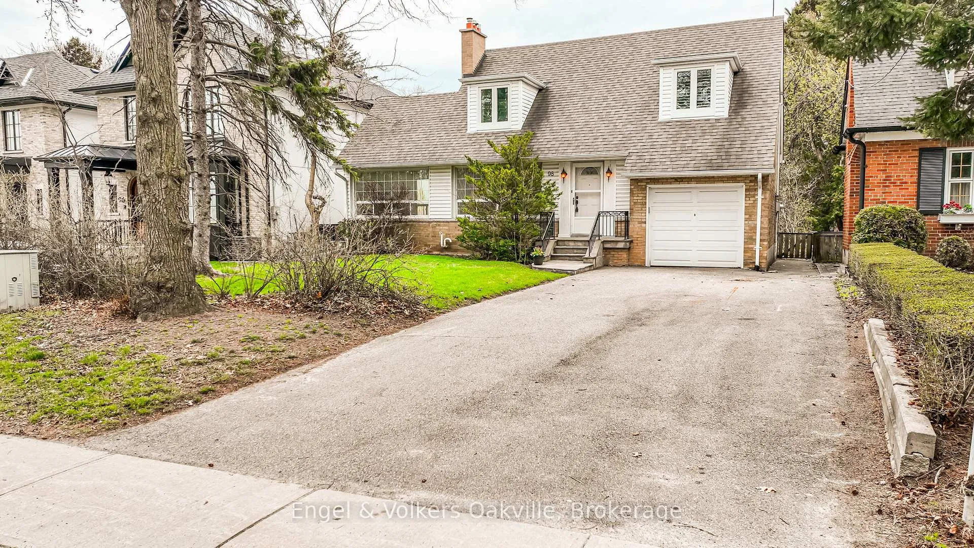 Photo 2 of 98 Prince Edward Drive S, Etobicoke, Stonegate-Queensway — HOMEH