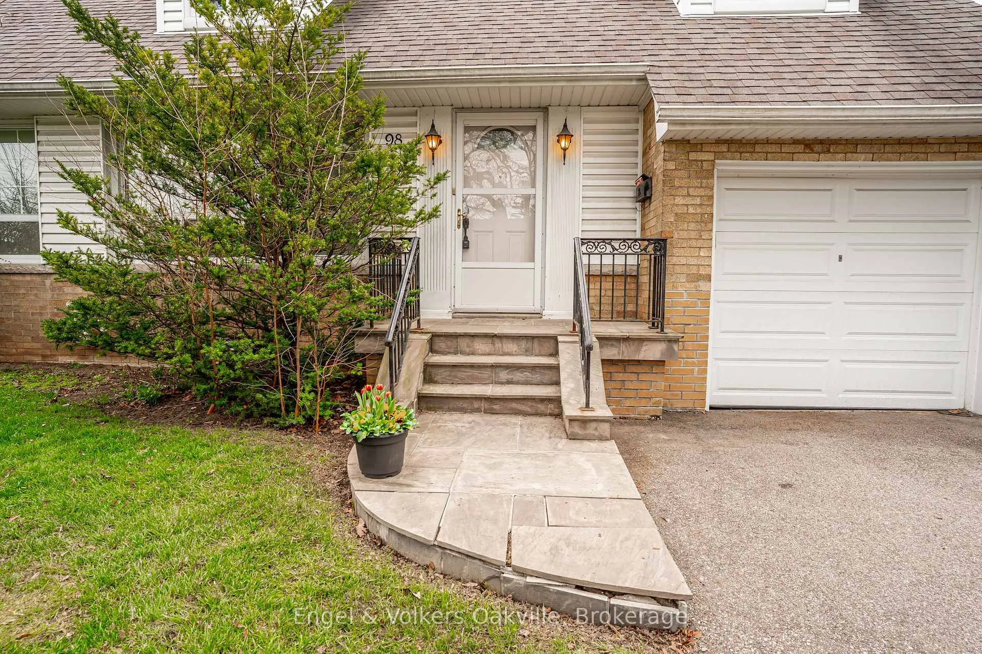 Photo 5 of 98 Prince Edward Drive S, Etobicoke, Stonegate-Queensway — HOMEH