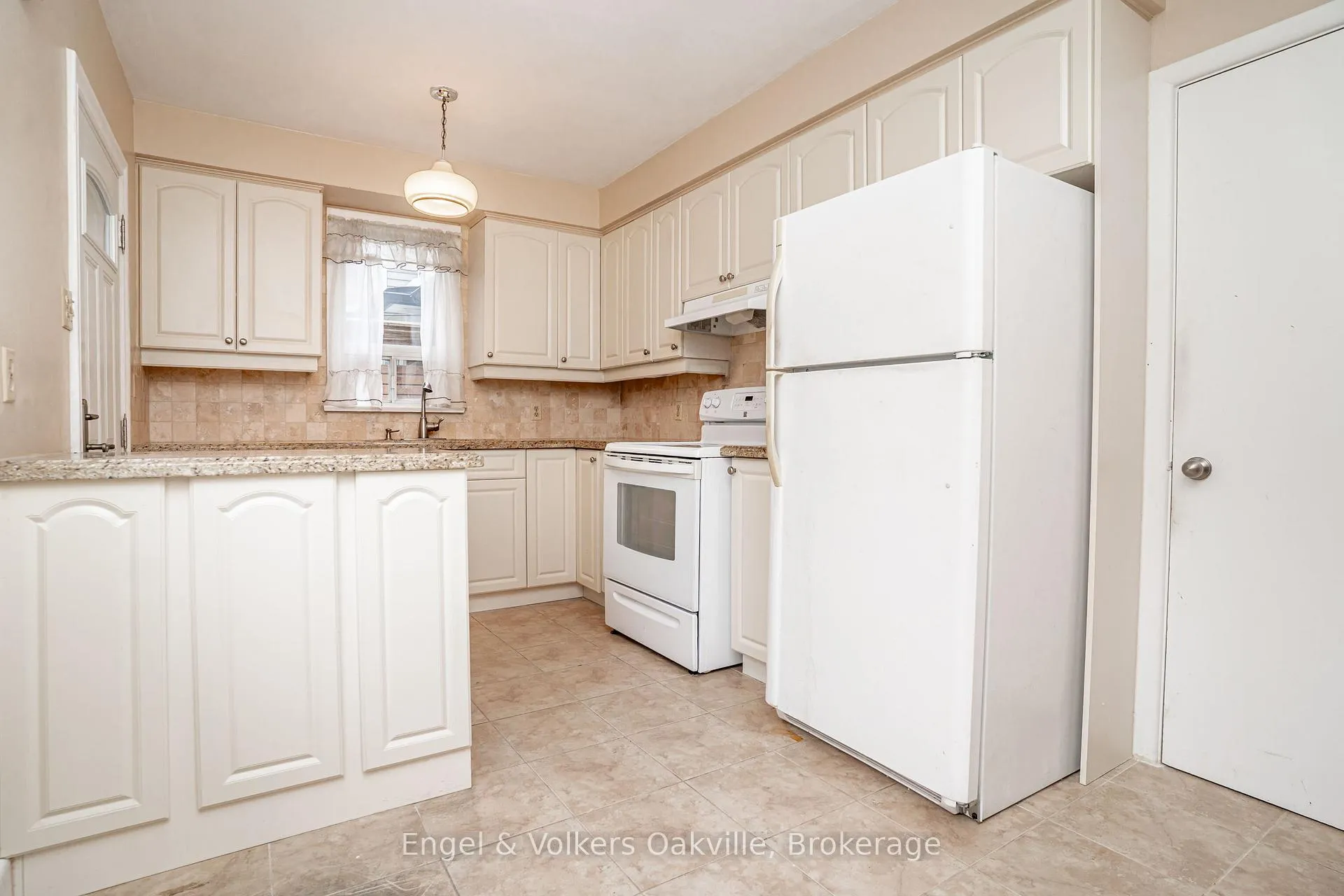Photo 16 of 98 Prince Edward Drive S, Etobicoke, Stonegate-Queensway — HOMEH
