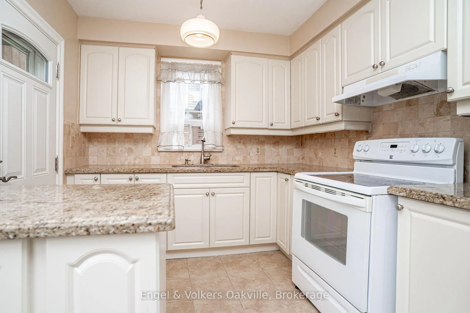 Photo 17 of 98 Prince Edward Drive S, Etobicoke, Stonegate-Queensway — HOMEH