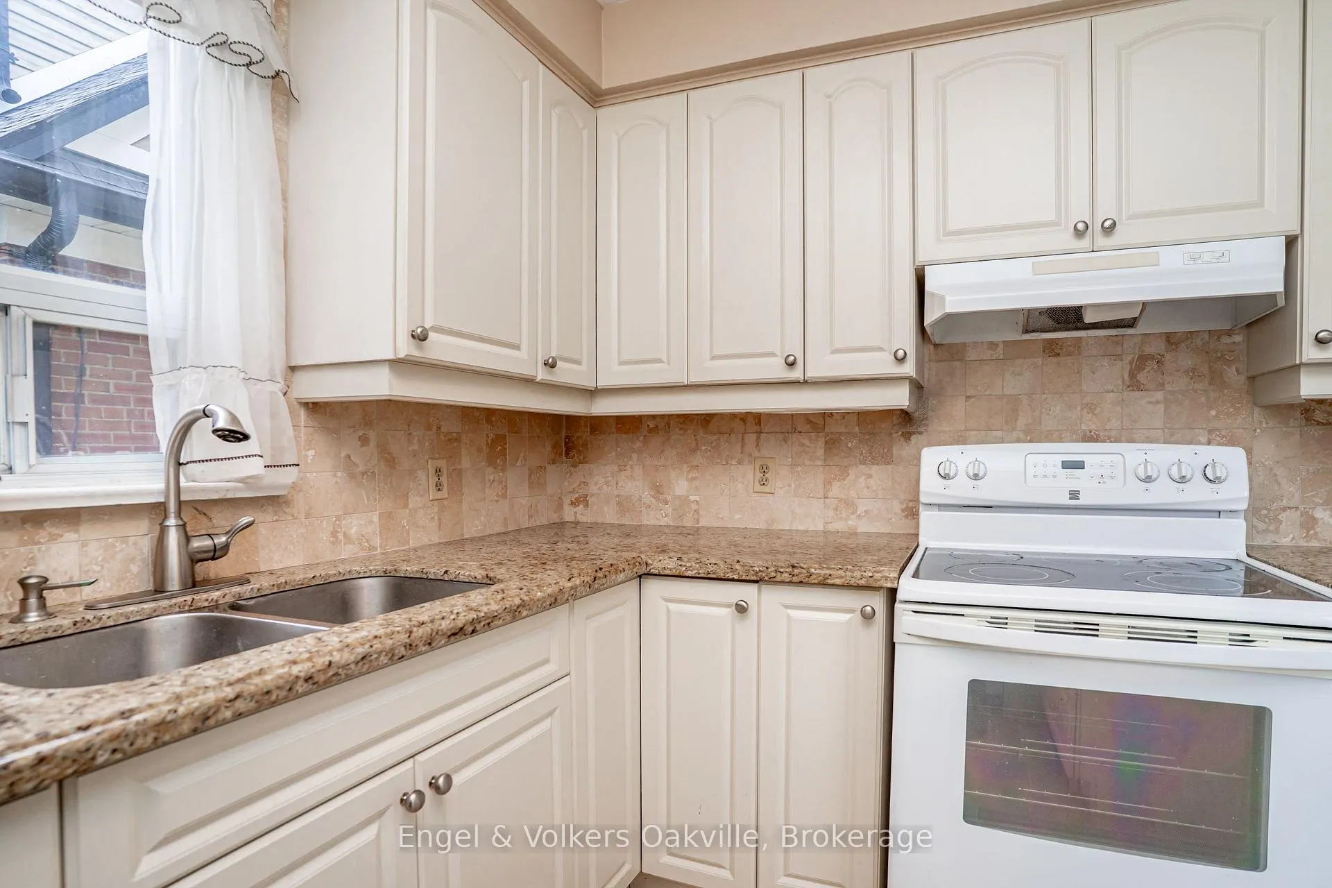 Photo 18 of 98 Prince Edward Drive S, Etobicoke, Stonegate-Queensway — HOMEH