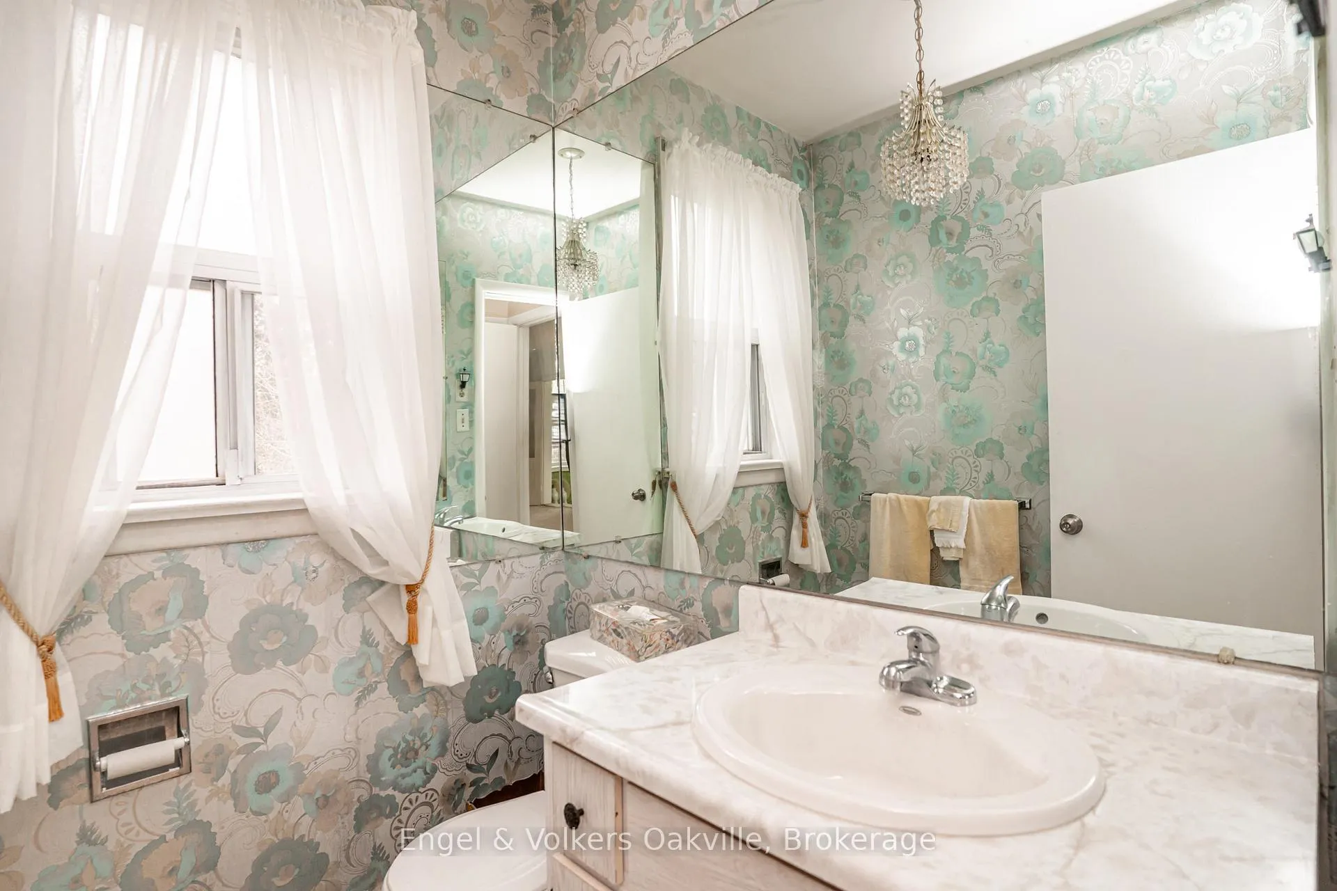 Photo 20 of 98 Prince Edward Drive S, Etobicoke, Stonegate-Queensway — HOMEH