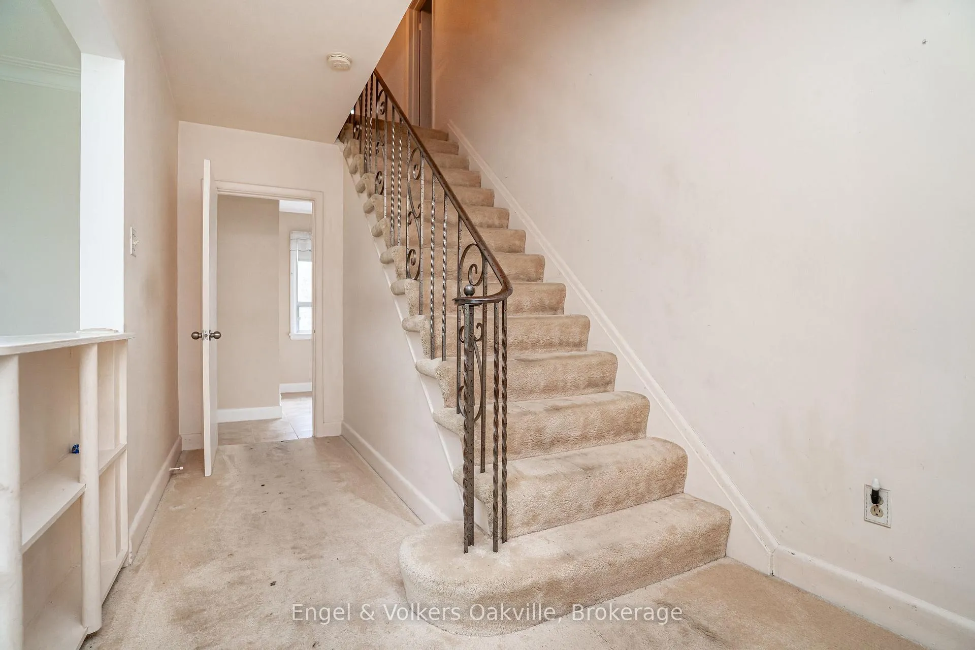 Photo 21 of 98 Prince Edward Drive S, Etobicoke, Stonegate-Queensway — HOMEH