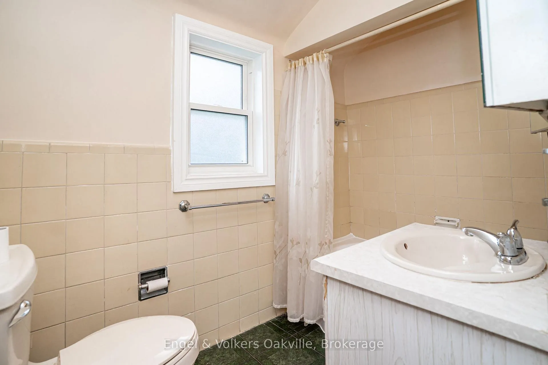 Photo 30 of 98 Prince Edward Drive S, Etobicoke, Stonegate-Queensway — HOMEH