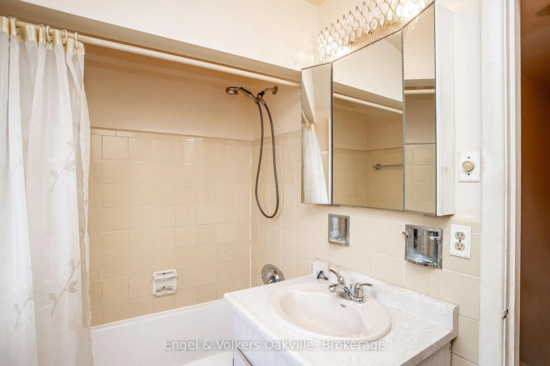 Photo 31 of 98 Prince Edward Drive S, Etobicoke, Stonegate-Queensway — HOMEH