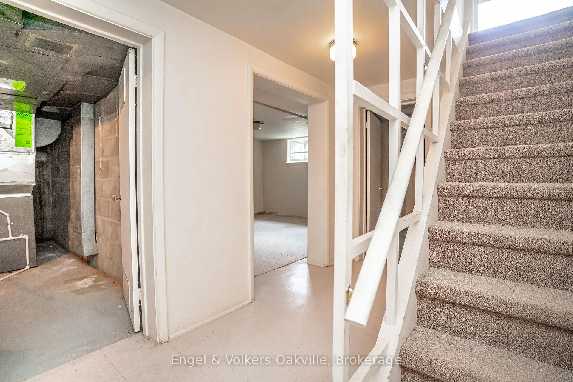 Photo 32 of 98 Prince Edward Drive S, Etobicoke, Stonegate-Queensway — HOMEH