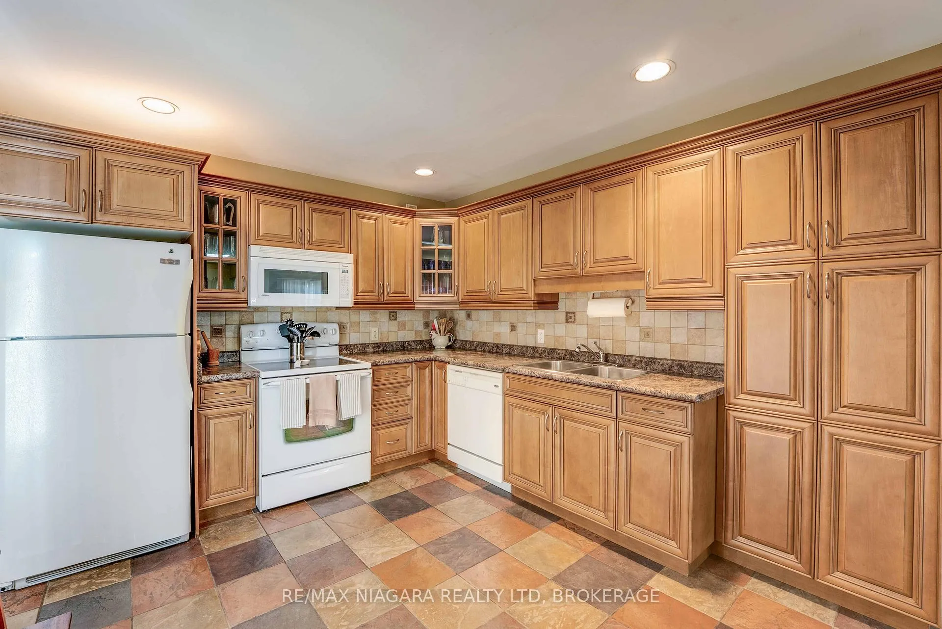 Photo 22 of 26 Ravine Road, St. Catharines, Oakdale — HOMEH