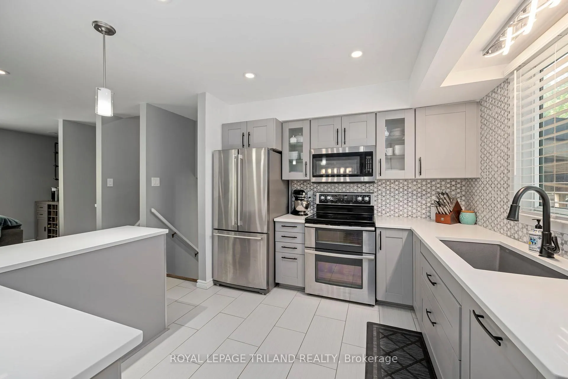 Photo 3 of 93 St Lawrence Boulevard, London, South O — HOMEH