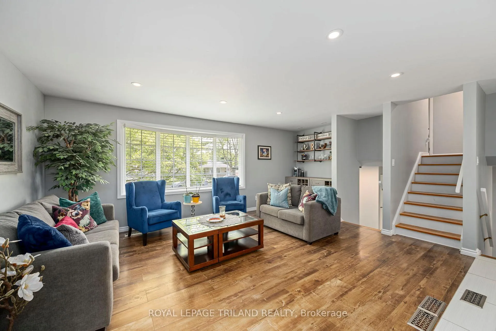 Photo 10 of 93 St Lawrence Boulevard, London, South O — HOMEH