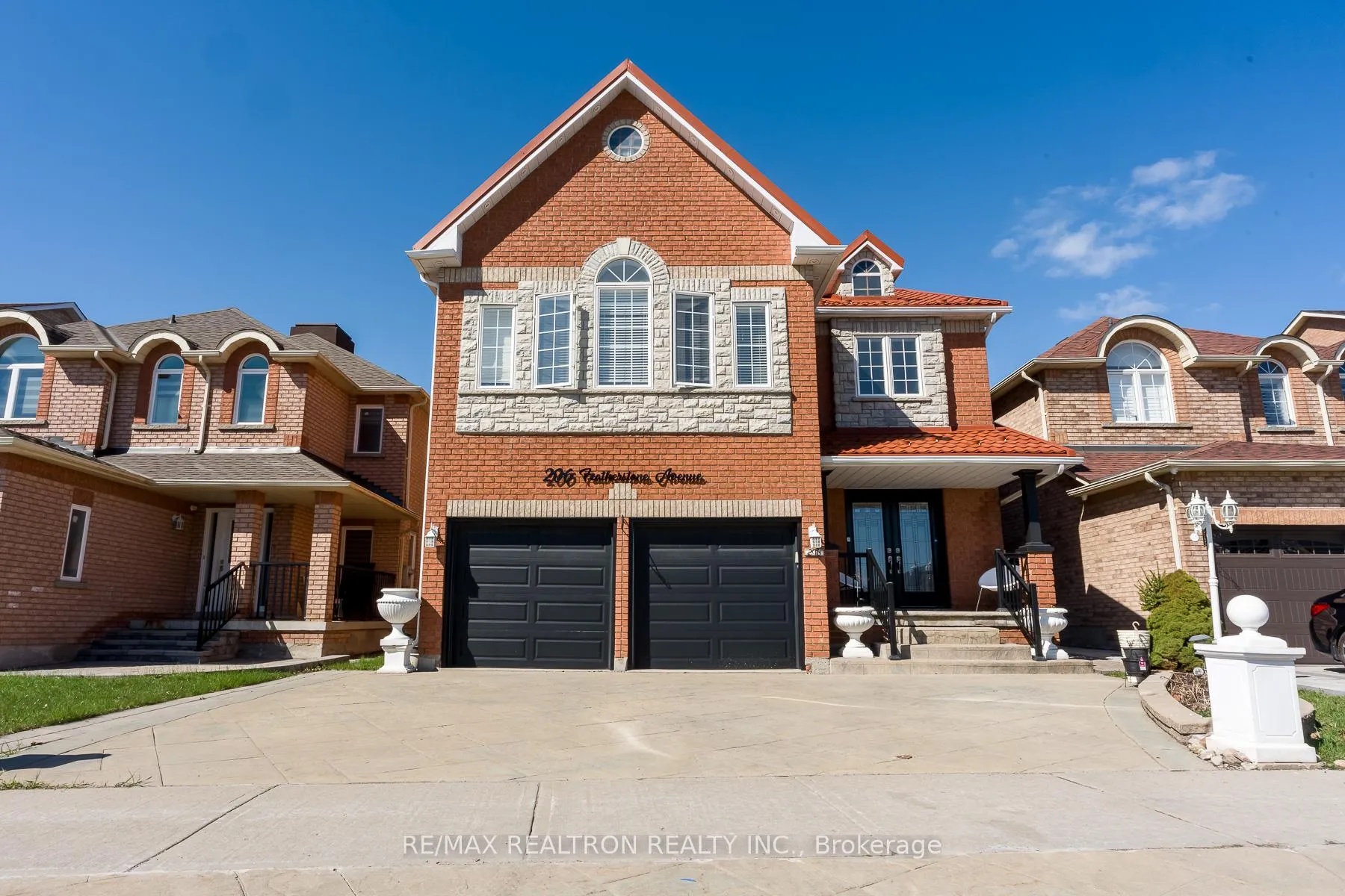Photo 2 of 206 Featherstone Avenue, Markham, Middlefield — HOMEH