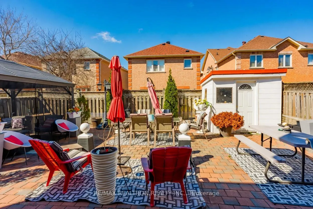 Photo 3 of 206 Featherstone Avenue, Markham, Middlefield — HOMEH