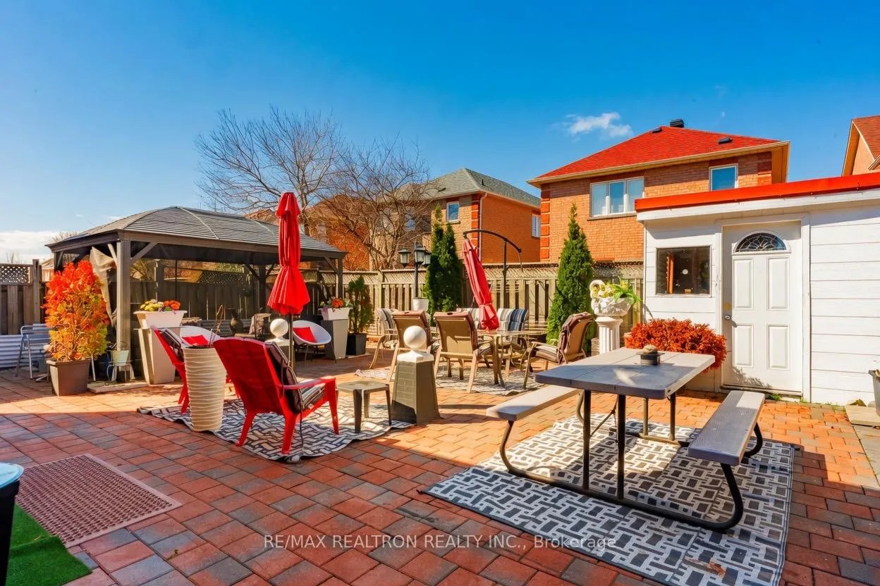 Photo 4 of 206 Featherstone Avenue, Markham, Middlefield — HOMEH