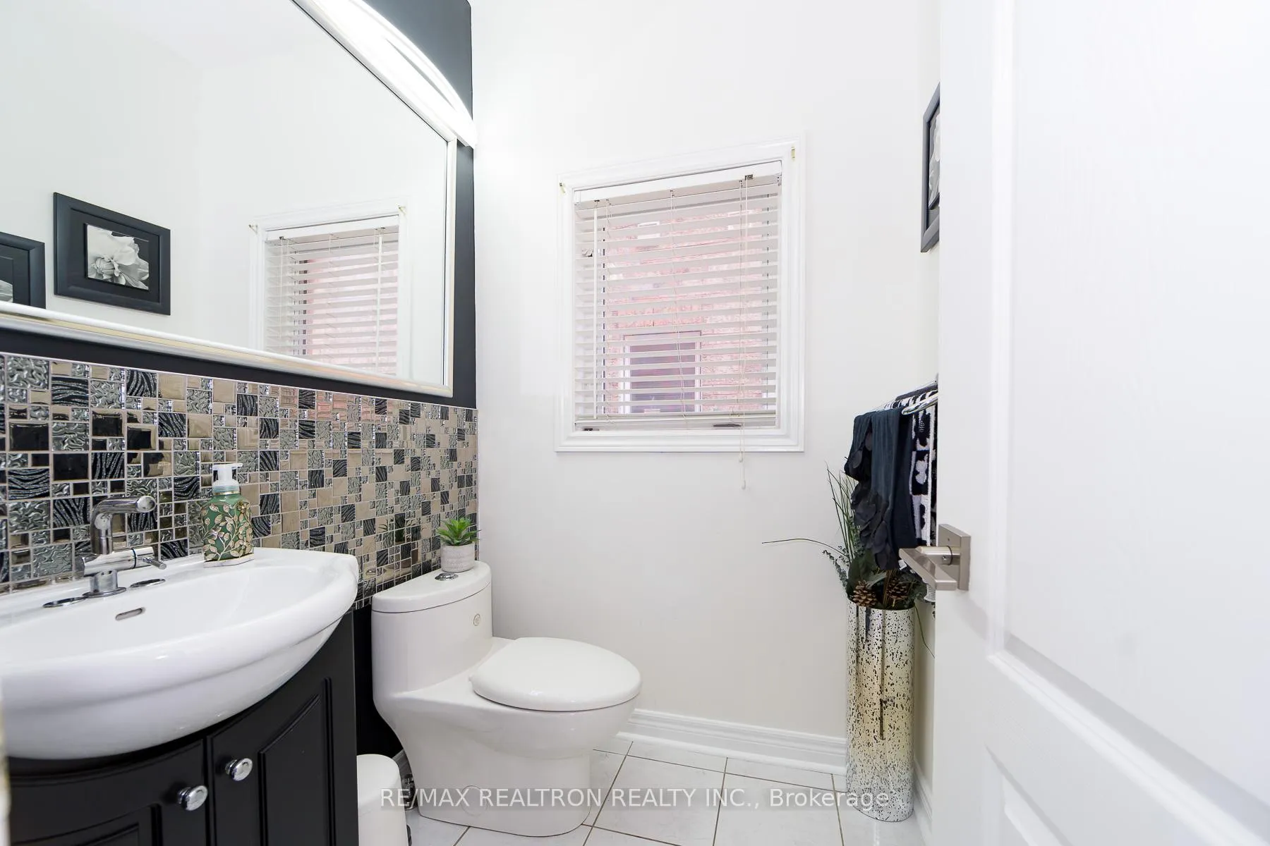 Photo 8 of 206 Featherstone Avenue, Markham, Middlefield — HOMEH
