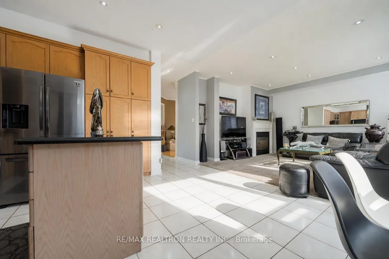 Photo 9 of 206 Featherstone Avenue, Markham, Middlefield — HOMEH