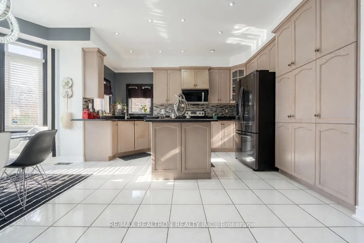 Photo 10 of 206 Featherstone Avenue, Markham, Middlefield — HOMEH