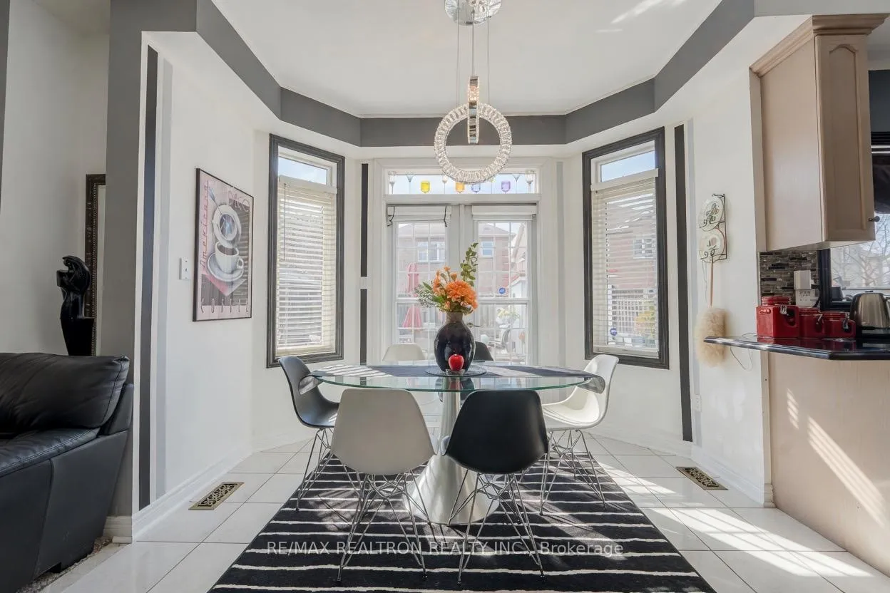 Photo 11 of 206 Featherstone Avenue, Markham, Middlefield — HOMEH