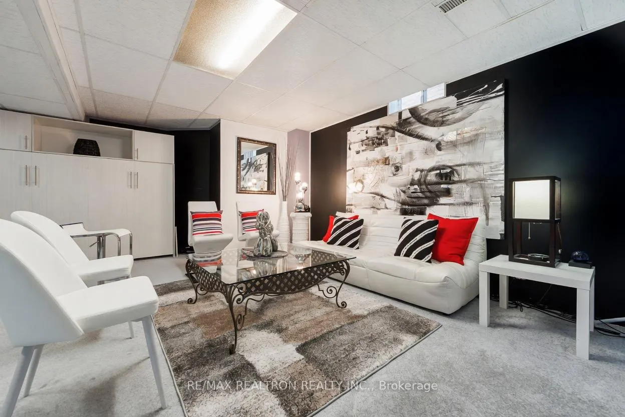 Photo 12 of 206 Featherstone Avenue, Markham, Middlefield — HOMEH