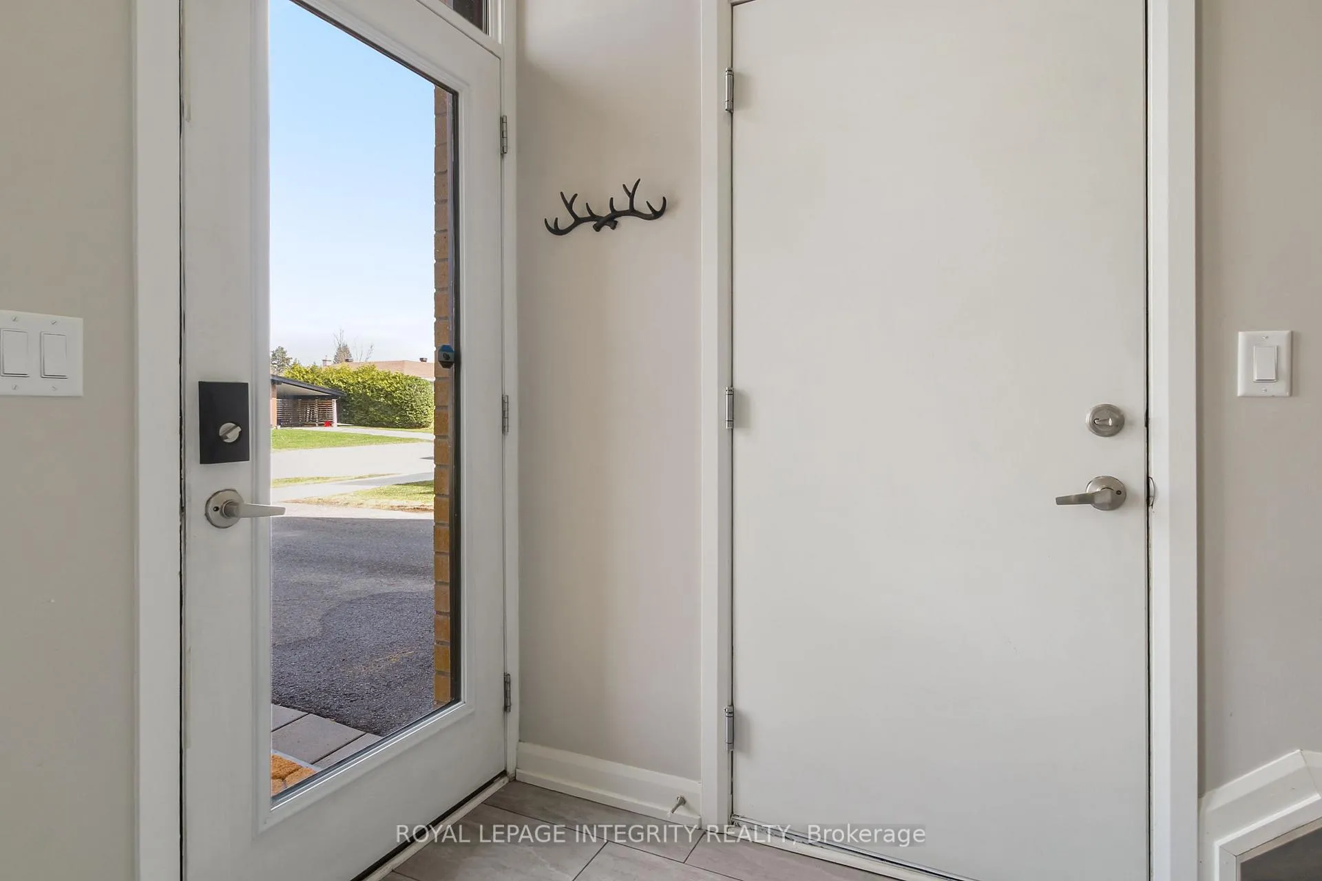 Photo 4 of 2722 Draper Avenue, Ottawa, Redwood Park — HOMEH