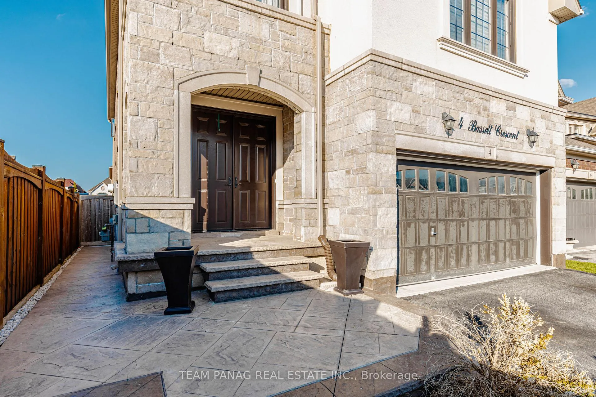 Photo 3 of 4 Bassett Crescent, Brampton, Credit Valley — HOMEH