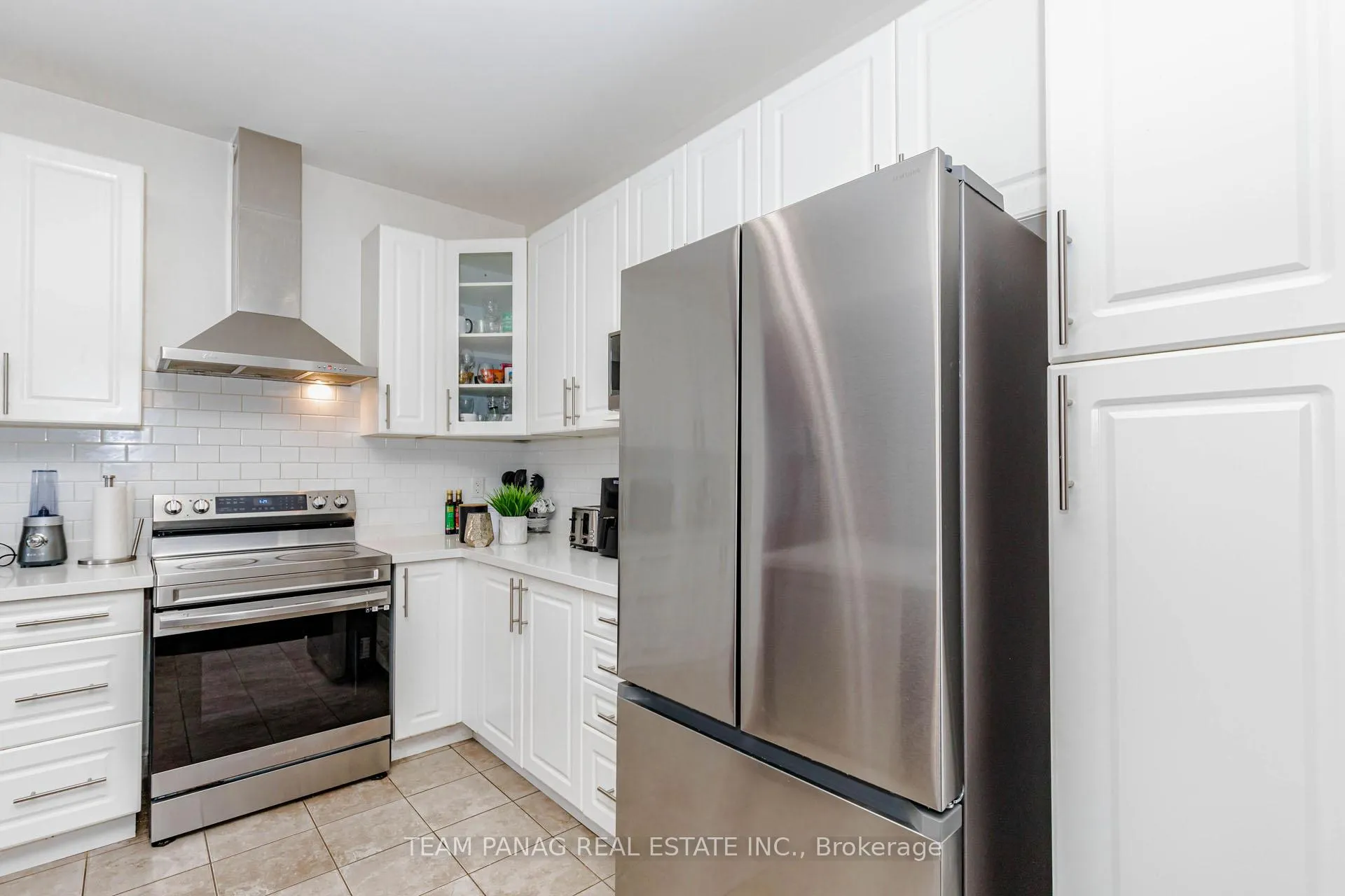 Photo 12 of 4 Bassett Crescent, Brampton, Credit Valley — HOMEH