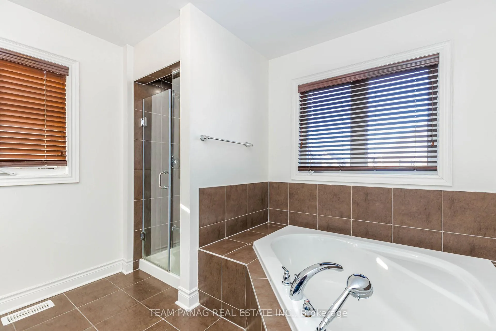 Photo 33 of 4 Bassett Crescent, Brampton, Credit Valley — HOMEH